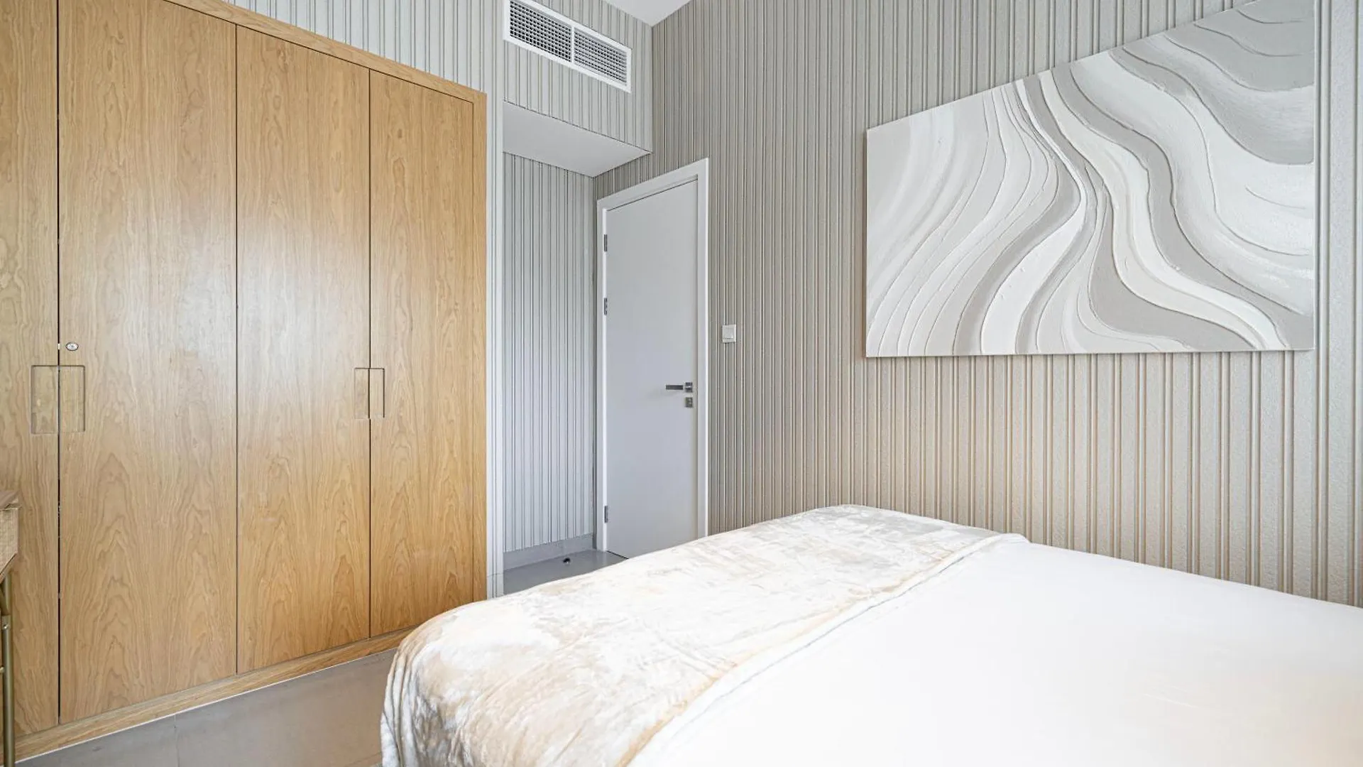 1Br Apartment With Balcony - 9 Mins To Sharjah Airport - Balcony Breeze