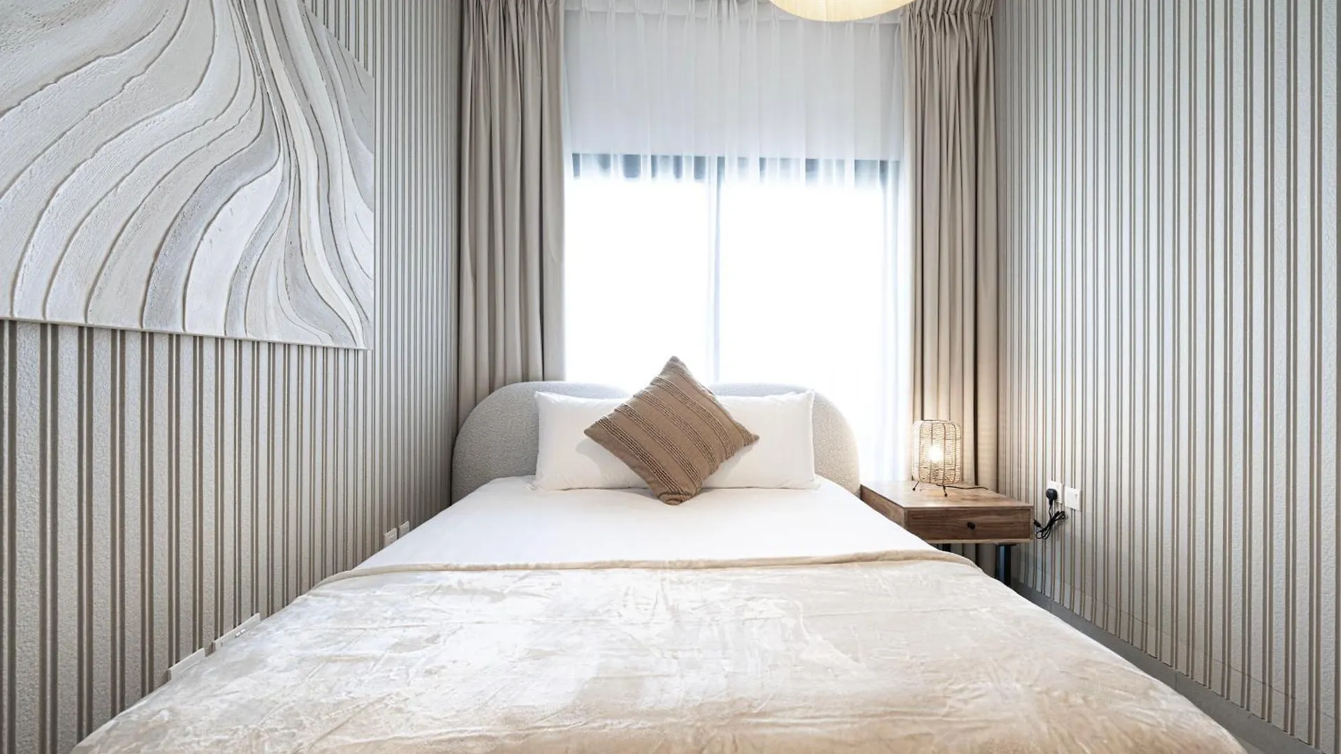 1Br Apartment With Balcony - 9 Mins To Sharjah Airport - Balcony Breeze